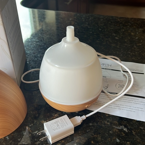 BRAND NEW ULTRASONIC DIFFUSER WIRH 2 FRAGRANCE OIL BOTTLES - Picture 3 of 4